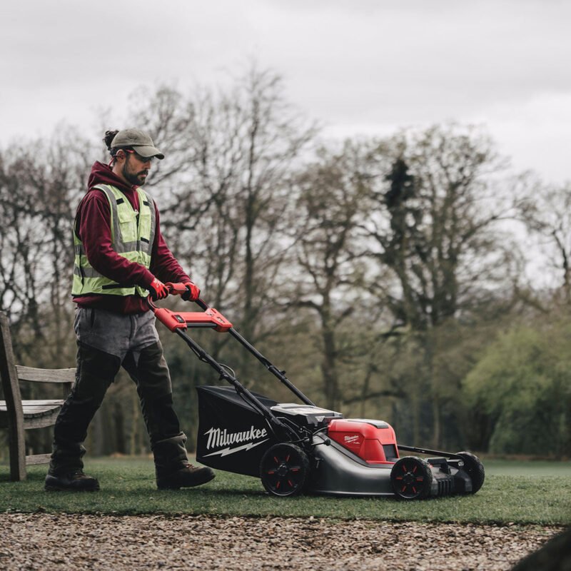 Milwaukee M18F2LM53-122 36V Fuel 53cm Self Propelled Lawn Mower with 2 x 12.0Ah Battery & Dual Bay Super Charger